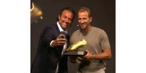 Harry Kane odbiera nagrodę Europejskiego Złotego Buta